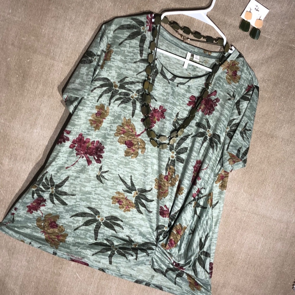 2/$25 🍀 Cool Cato Top w/Necklace & Earrings!